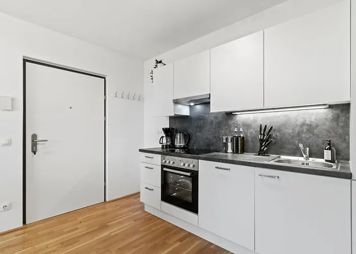 1 Or 2br I Balcony I 15 Min Airport I 20 Min Center דירה *