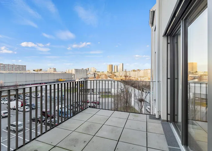 1 Or 2br I Balcony I 15 Min Airport I 20 Min Center דירה *