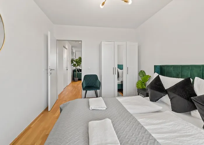 1 Or 2br I Balcony I 15 Min Airport I 20 Min Center