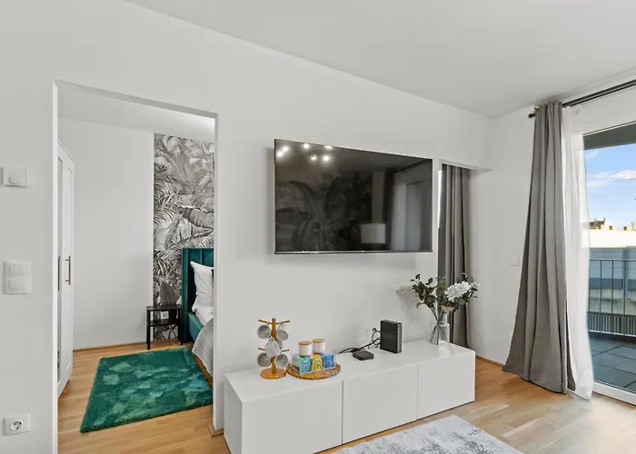 1 Or 2br I Balcony I 15 Min Airport I 20 Min Center *
