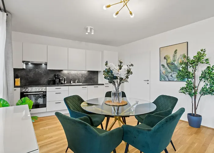 1 Or 2br I Balcony I 15 Min Airport I 20 Min Center *