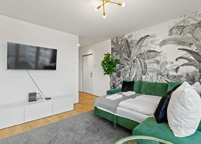 1 Or 2br I Balcony I 15 Min Airport I 20 Min Center *
