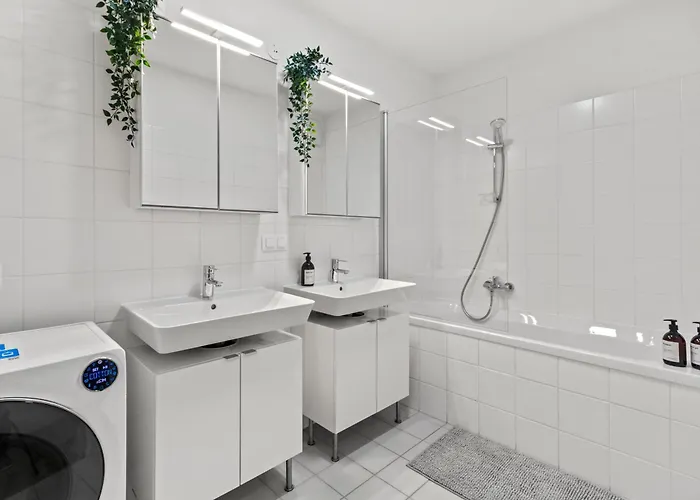 1 Or 2br I Balcony I 15 Min Airport I 20 Min Center *